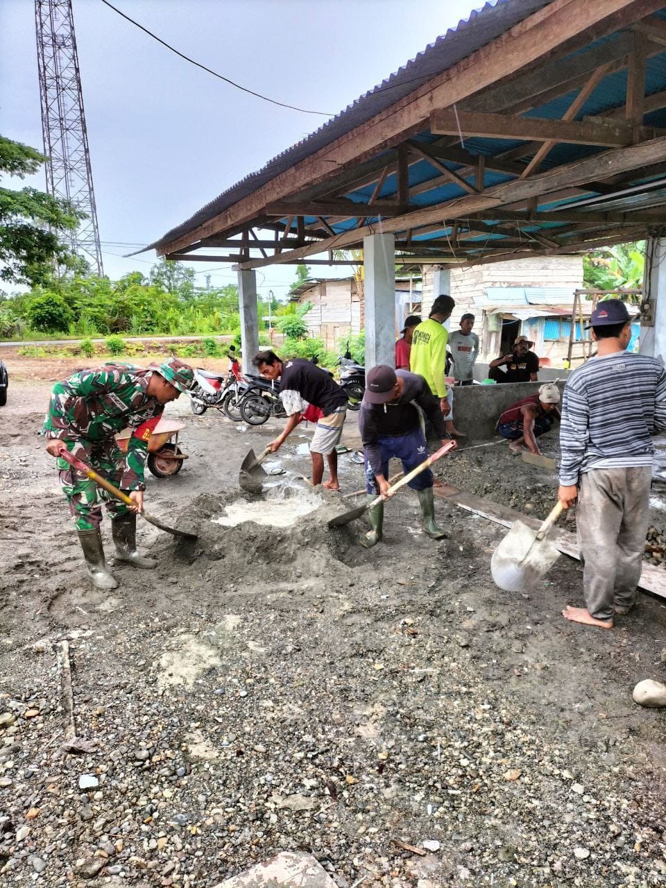 Peduli Dengan Sarana Tempat Ibadah, Babinsa Koramil 1710-07/Mapurujaya Bersama Warga Kerja Bakti Bangun Masjid