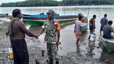 Komsos Dengan Nelayan, Babinsa Koramil 07/Mapurujaya Himbau Waspada Saat Melaut