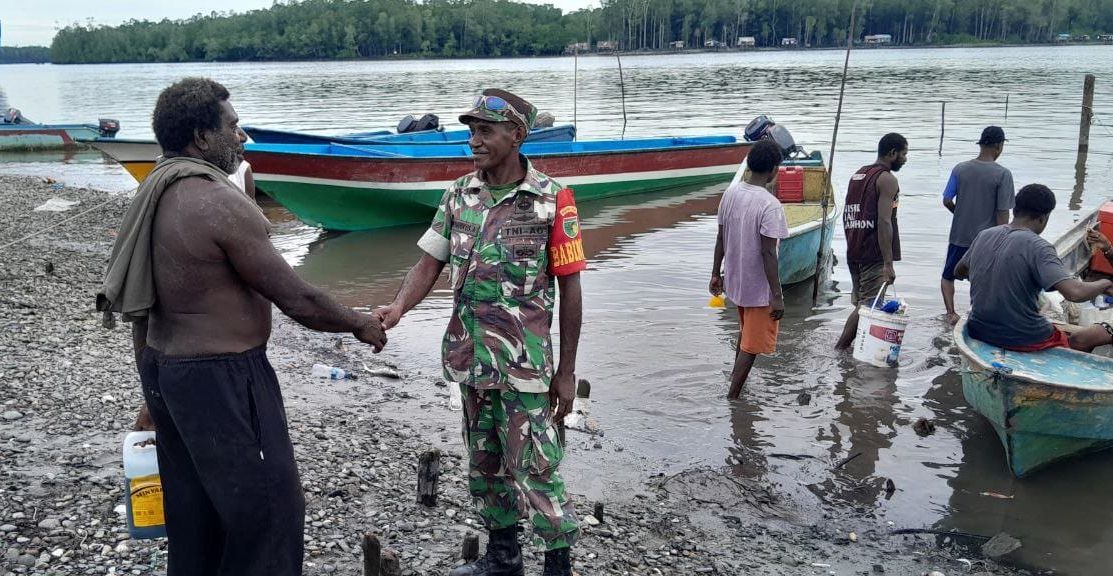 Komsos Dengan Nelayan, Babinsa Koramil 07/Mapurujaya Himbau Waspada Saat Melaut