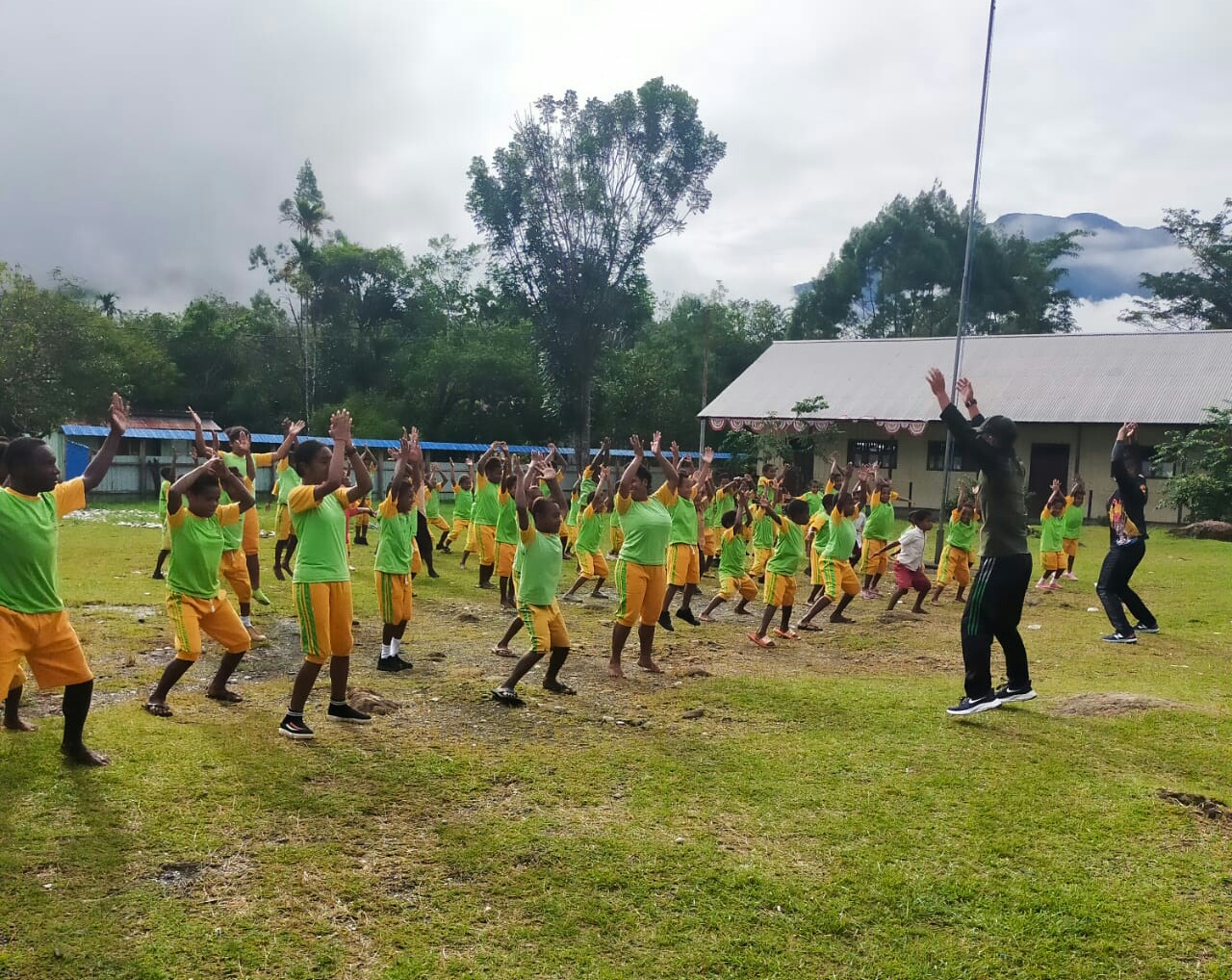 Libur Sekolah Berakhir, Satgas Yonif R 142/KJ Bersama Siswa SD Inpres Senam Bersama