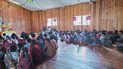 Tingkatkan Keimanan, Satgas Yonif Mekanis 203/AK Laksanakan Ibadah Bersama Jemaat Gereja Mowi