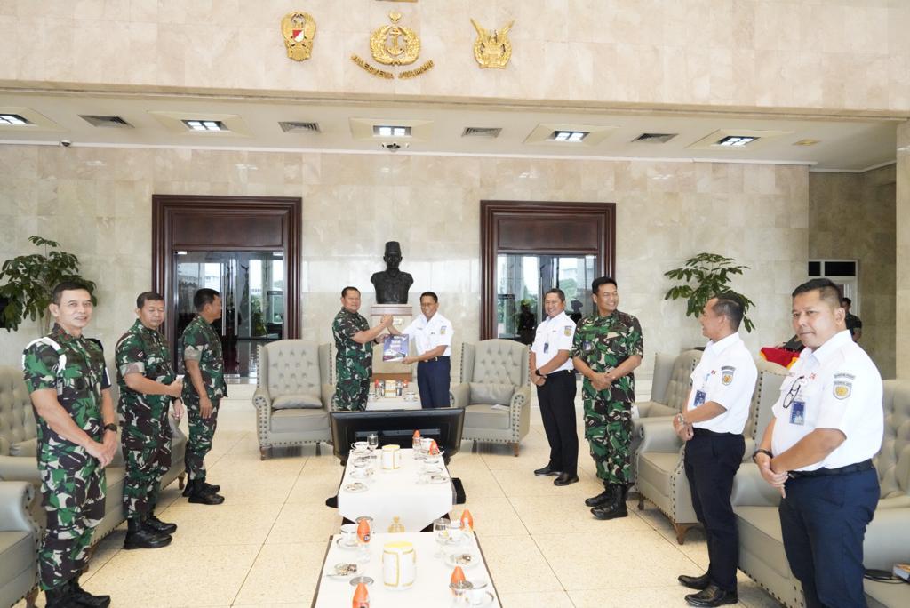 Berita Foto: Panglima TNI Terima Kunjungan Dirut PT KAI