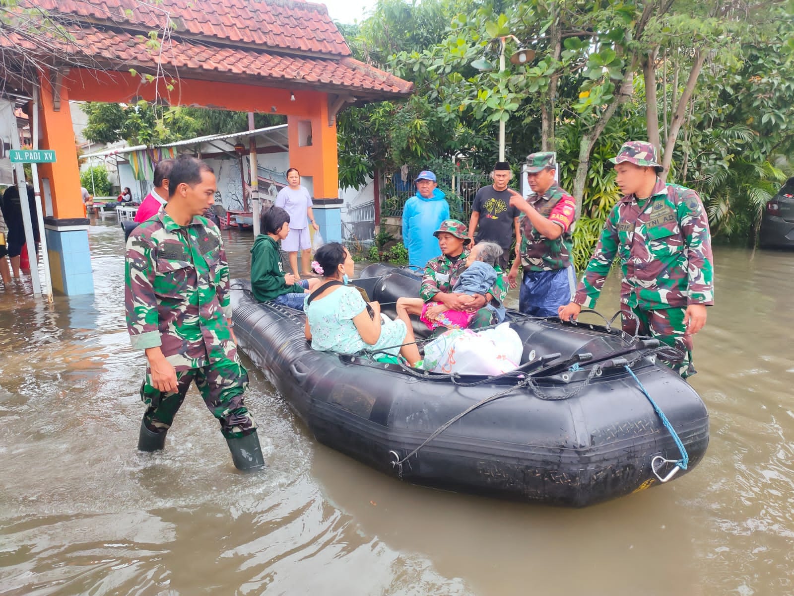 Semarang Direndam Banjir, Bekangdam IV/Diponegoro Kerahkan LCR dan Gelar Dapur Lapangan