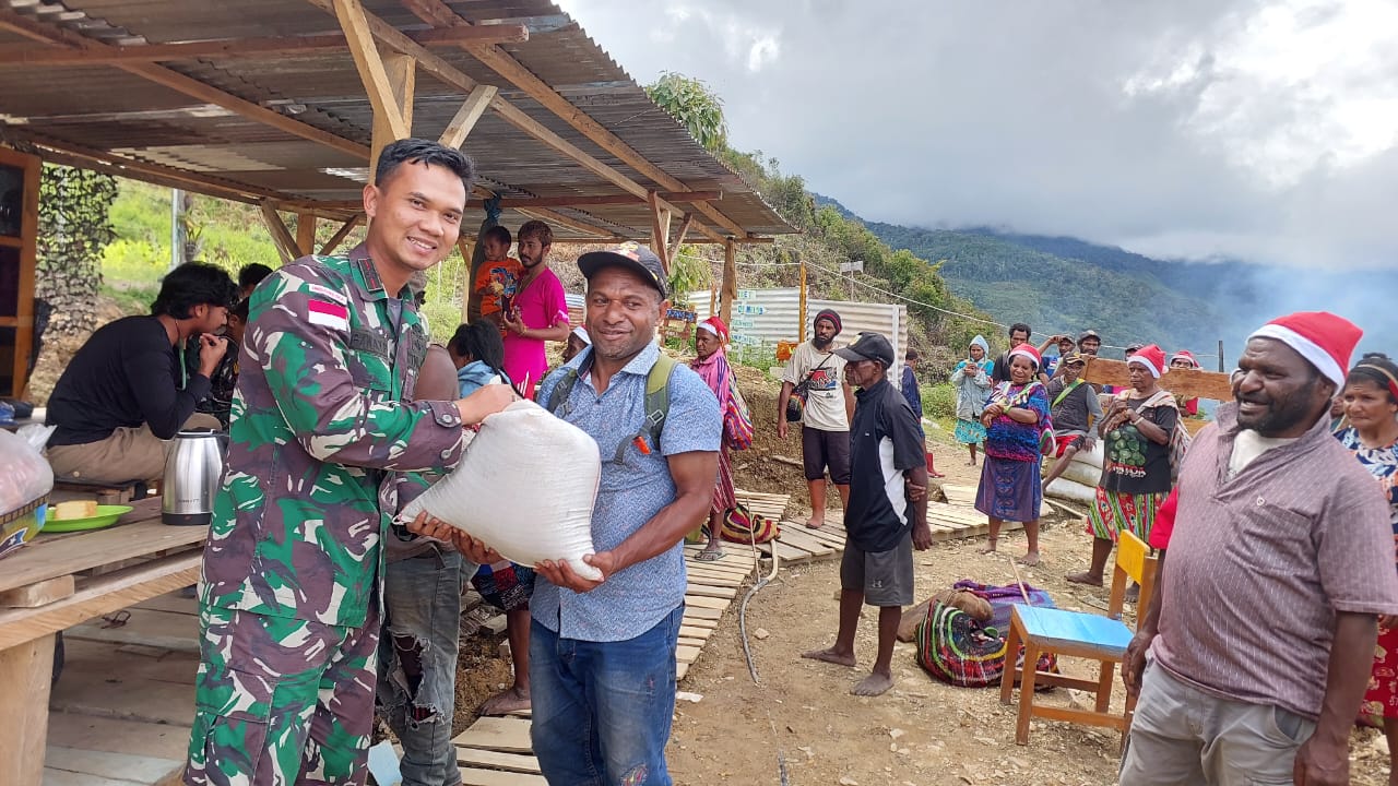 Satgas Yonif 143/TWEJ Kembali Sambut Kedatangan Warga Kiwirok dari Pengungsian