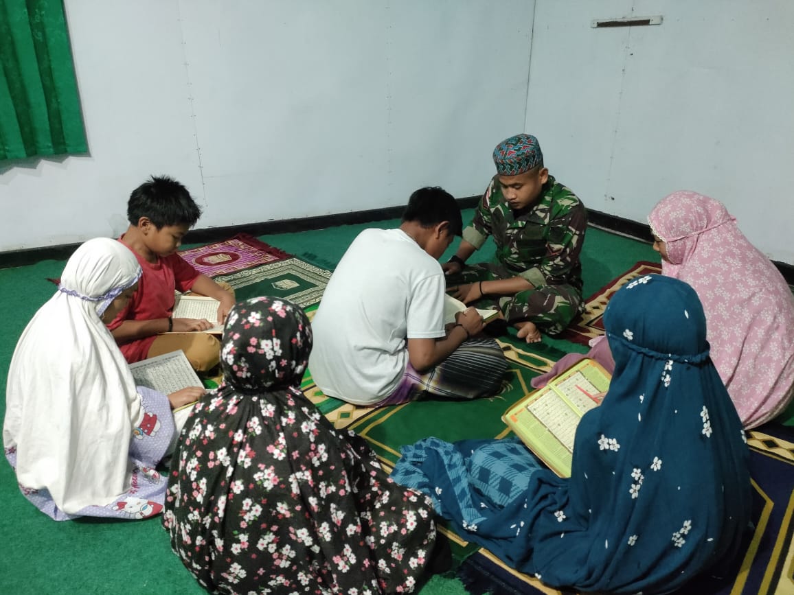 Isi Waktu Libur Sekolah, Satgas Yonif R 142/KJ Ajarkan Anak-anak Mengaji