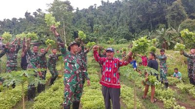 Satgas Yonif RK 136/TS Gelar Bakti Sosial dan Karya Bakti di Teluk Wondama