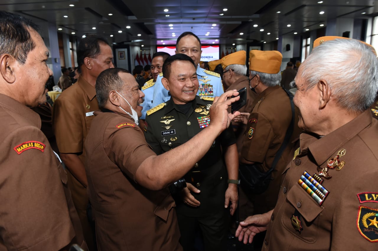 Momen Keakraban Kasad dengan Veteran di Tasyakuran HUT 66 LVRI