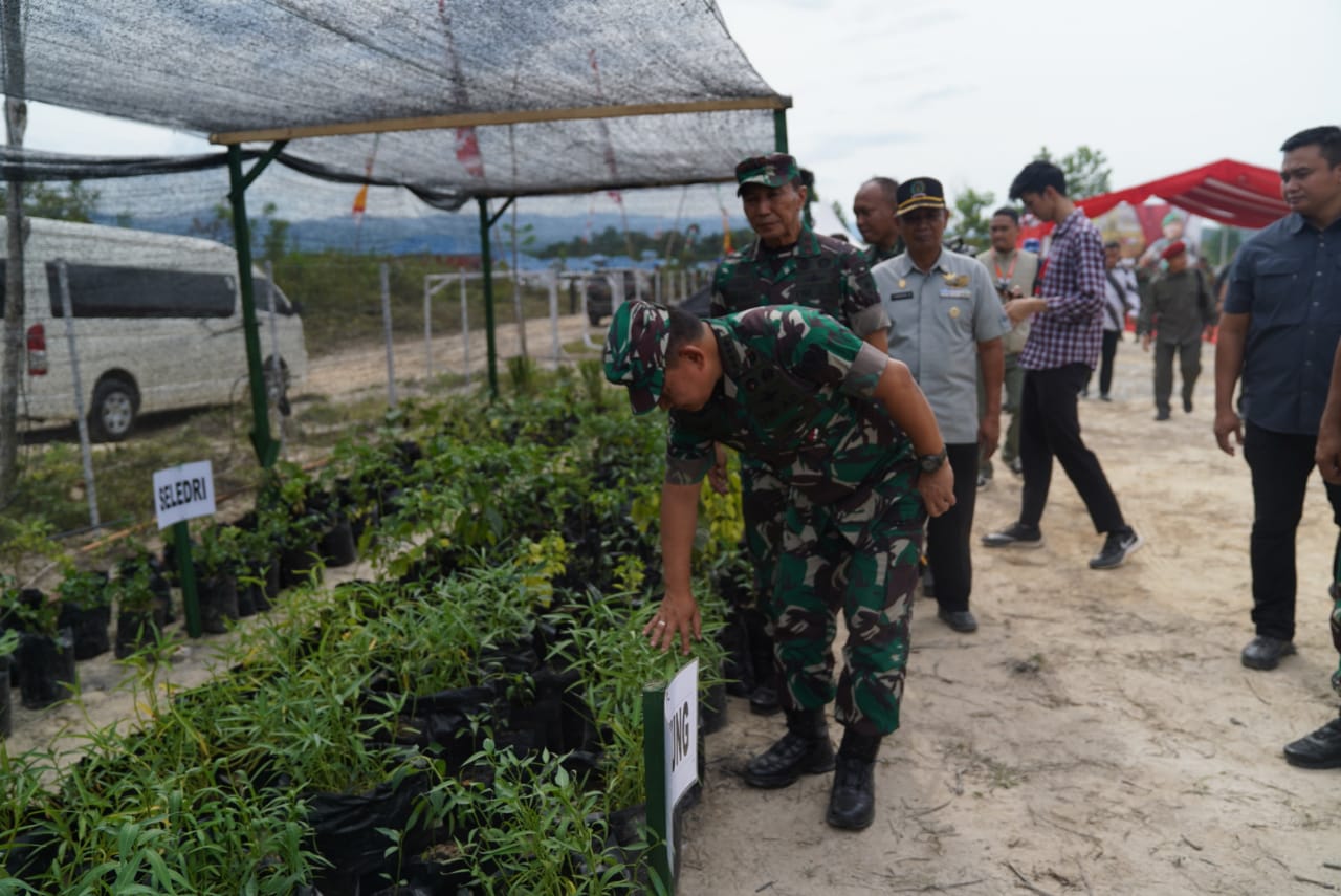 Kasad Letakkan Batu Pertama Pembangunan Kandang Sapi Korem 143/HO