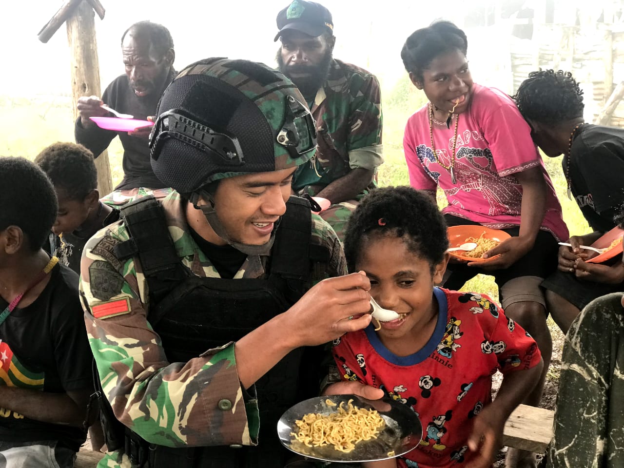 Semakin Kuat Bersama Masyarakat, TNI Gelar Makan Bersama di Distrik Yigi Papua Pegunungan