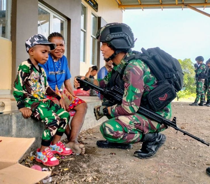 Canda Tawa Anak dan Mama Mama Bersama Satgas Yonif Raider 142/KJ