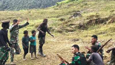 Satgas Yonif R 321/GT Belajar Mainkan Alat Musik Tradisional: Lestarikan Budaya Lokal Bersama Masyarakat Papua