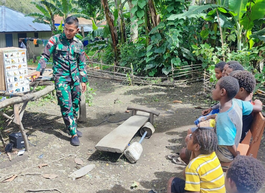 Kreasi Satgas Yonif Raider 142/KJ Cerdaskan Anak Bangsa