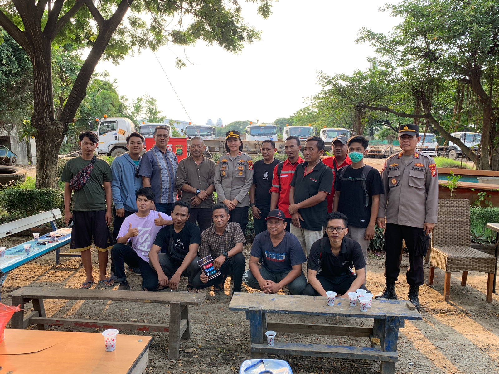 Polres Pelabuhan Tanjung Priok Gelar Jumat Curhat Bersama Para Supir Trailer di Kalijapat