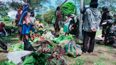 Borong Hasil Bumi Masyarakat Papua, Satgas Yonif R 321/GT Penuhi Permintaan Bahan Makanan PT Freeport Indonesia