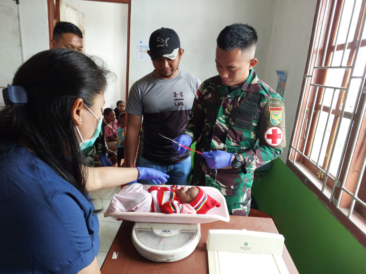 Cegah Stunting, Satgas Yonif Raider 142/KJ Cek Kesehatan di Tanah Papua