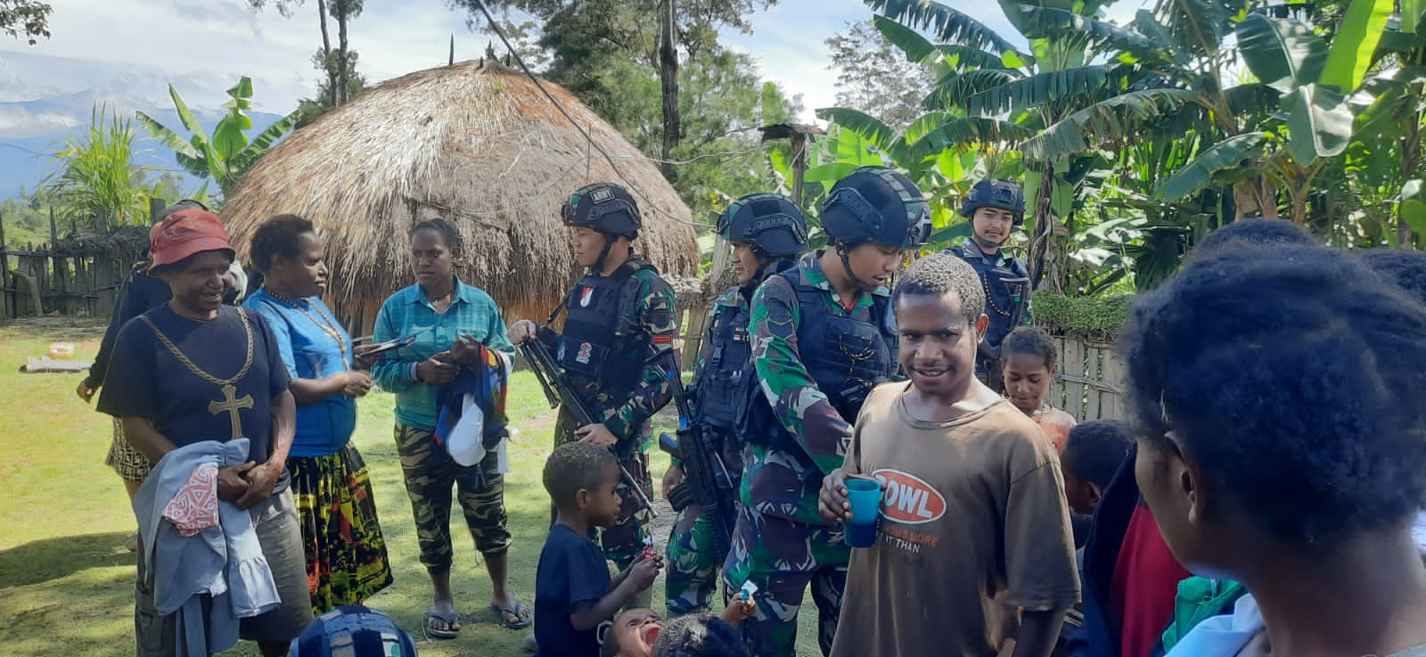 Satgas Yonif Raider 321/GT Berbagi Pakaian Pererat Silaturahmi Dengan Masyarakat Papua Pegunungan