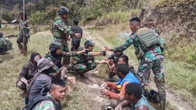 Hilangkan Lelah dan Dahaga Setelah Berkebun: Satgas Yonif R 321/GT Ngopi Bersama Masyarakat Papua Pegunungan