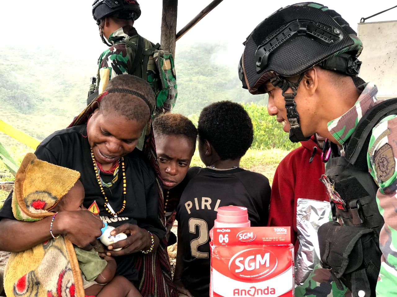 Cegah Stunting, Satgas Yonif Raider 321/GT Bagikan Susu Tingkatkan Kualitas Gizi Generasi Muda Papua Pegunungan