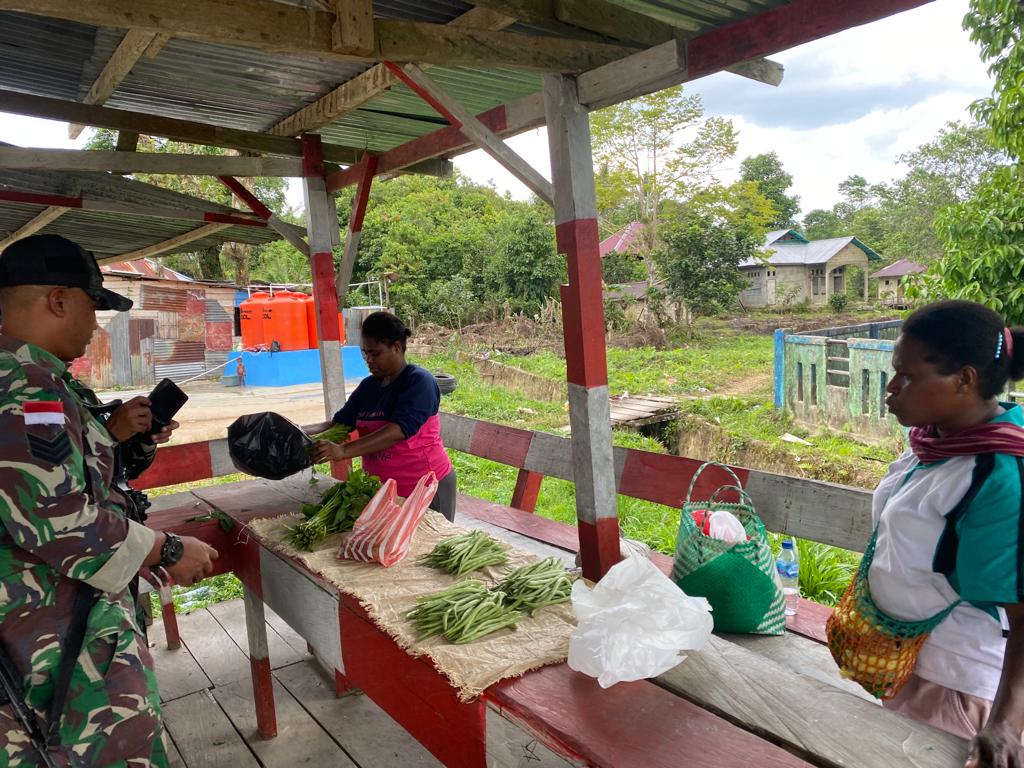 Bantu Perekonomian Warga, Satgas Yonif RK 136/TS Beli Sayuran di Pasar Rakyat