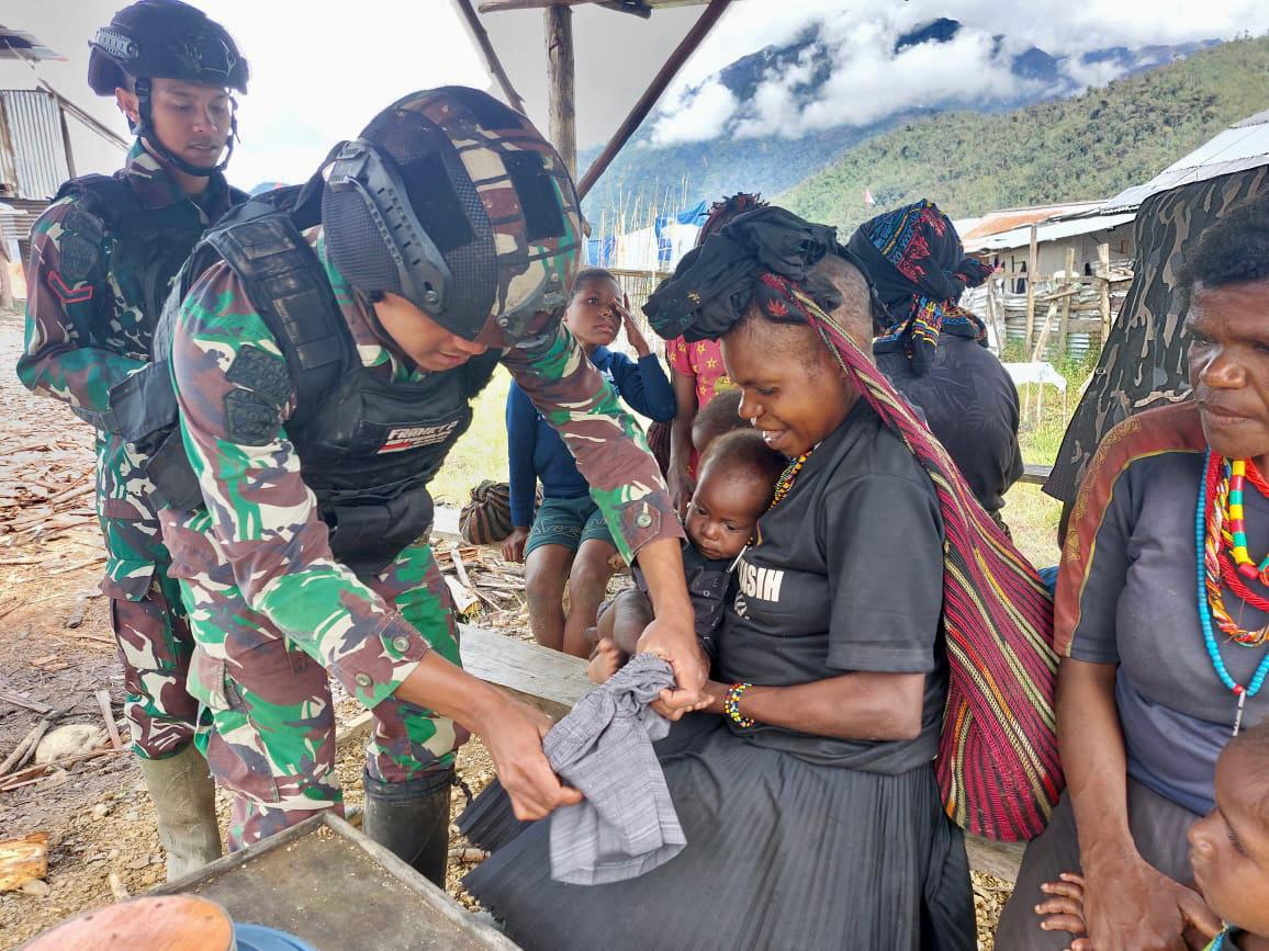 Peduli Antar Sesama, Satgas Yonif Raider 321/GT Bagikan Pakaian di Distrik Yigi Papua Pegunungan