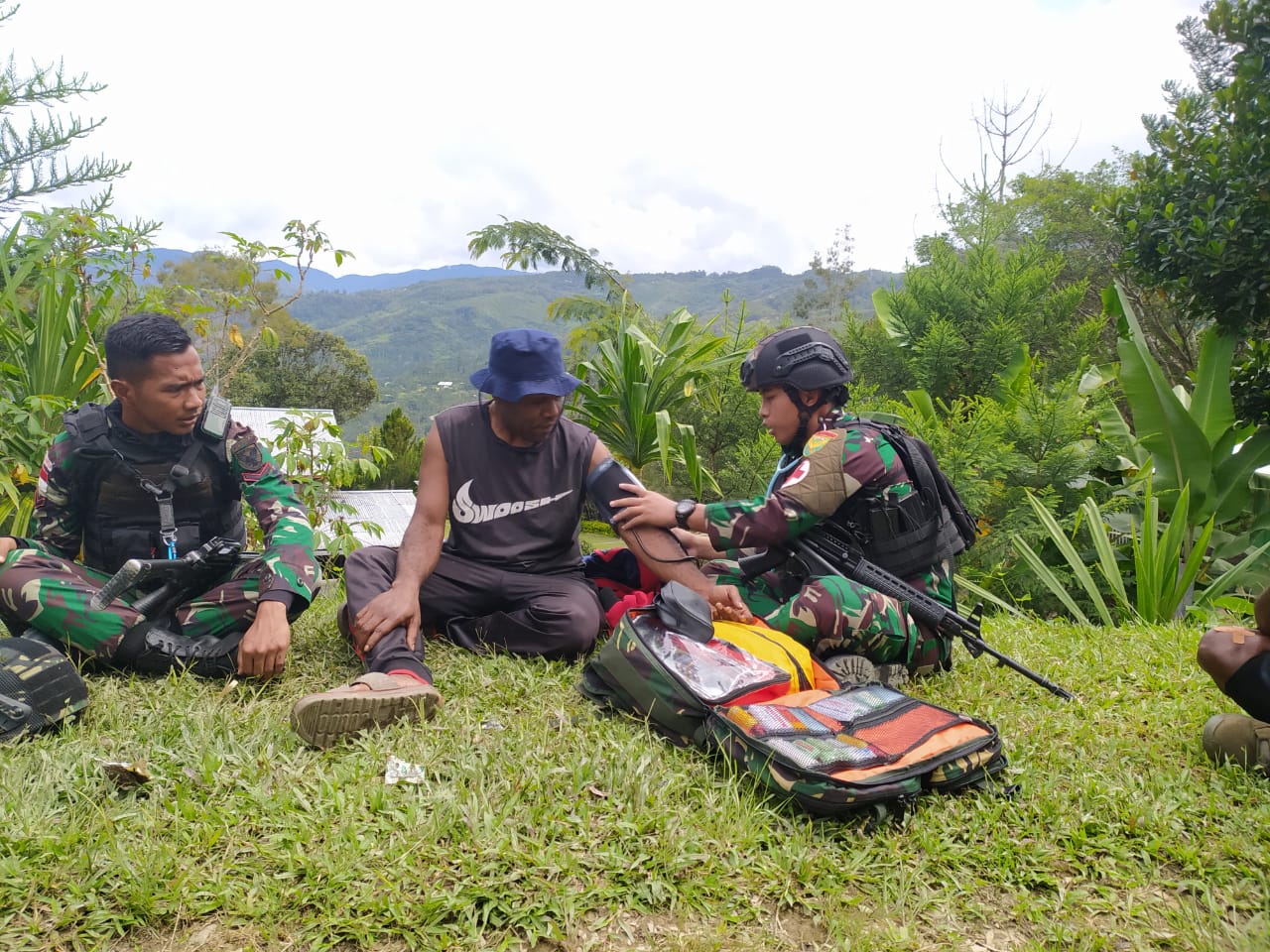 Bukti Cinta Kasih, Satgas Yonif Raider 142/KJ Terus Berikan Layanan Kesehatan Keliling