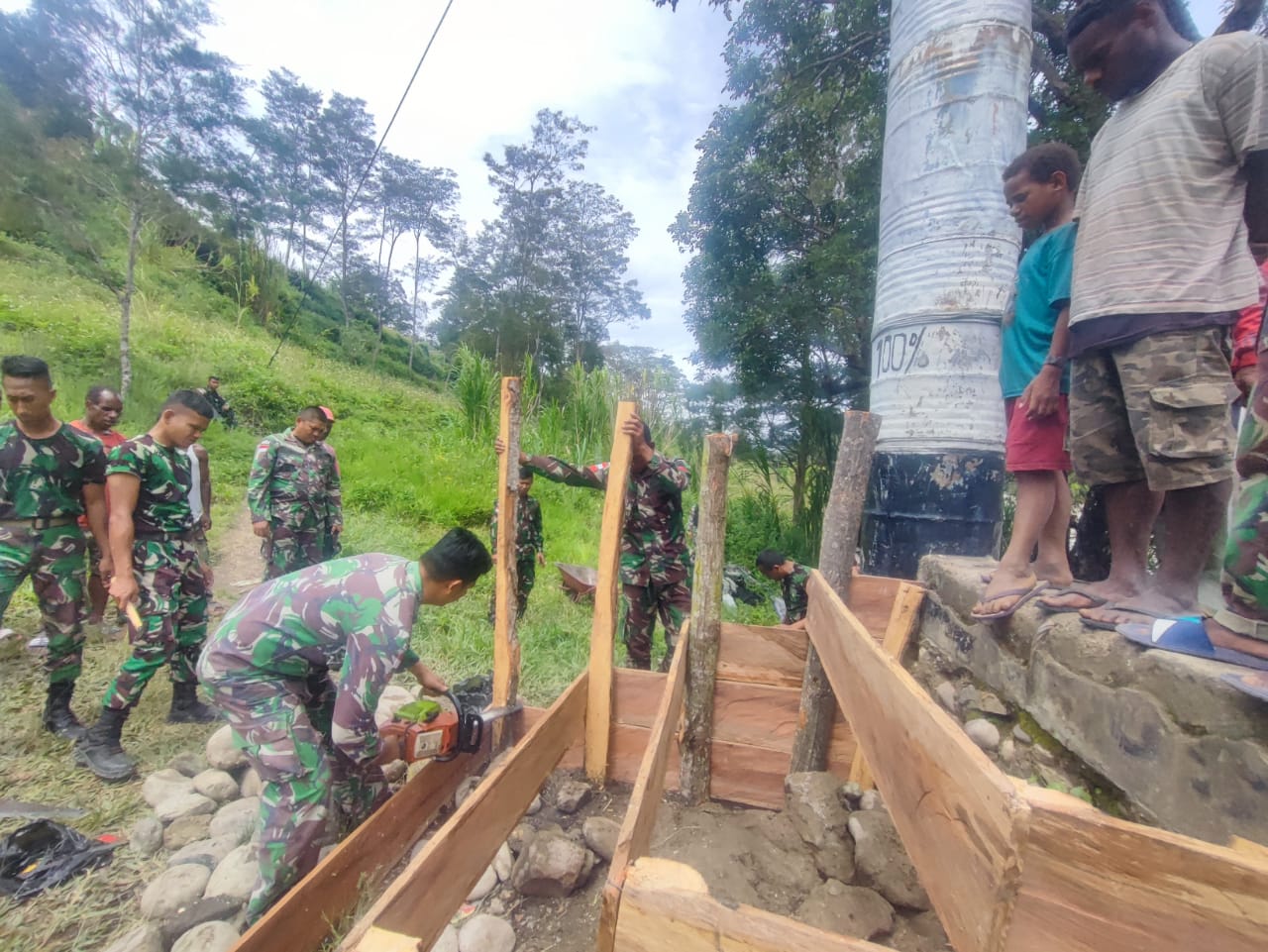 Atasi Kesulitan Masyarakat, Satgas YR 142/KJ Bersama Warga Perbaiki Tangga Jembatan Rusak