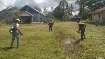 Wujud Sikap Toleransi, Babinsa Koramil 1710-07/Mapurujaya Kerja Bakti Bersihkan Gereja