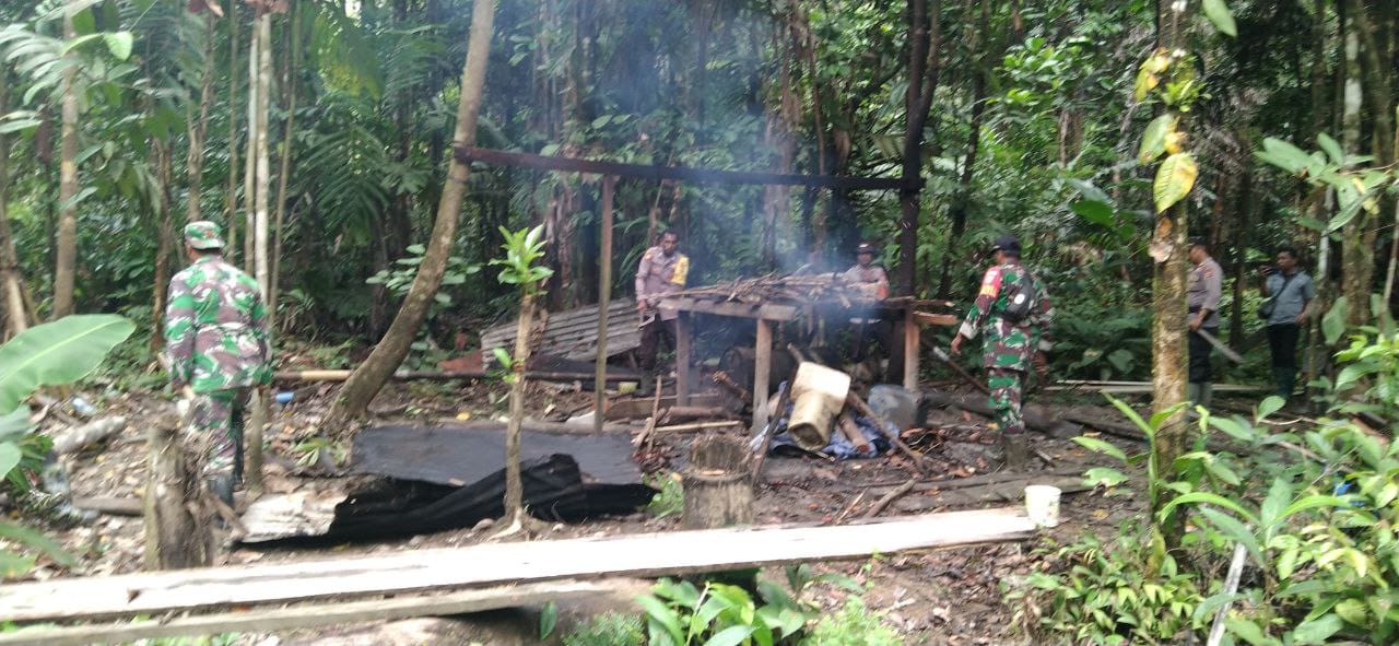 Perkokoh Sinergitas Dalam Menjaga Keamanan Wilayah, Babinsa Koramil 1710-07/Mapurujaya Bersama Polsek Setempat Gelar Sweeping Gabungan