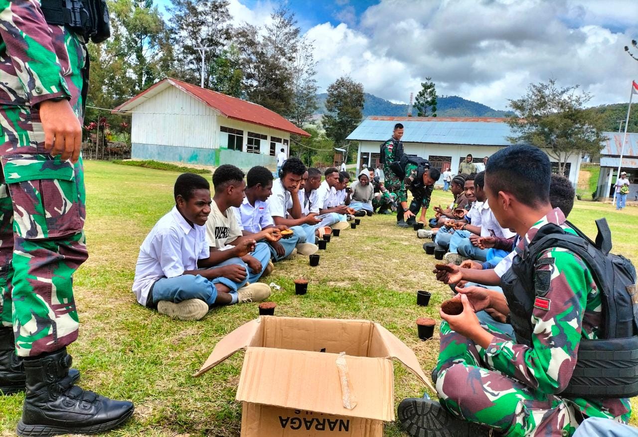 Demi Generasi Muda Papua, Satgas Yonif Raider 142/KJ Ajak Siswa Sekolah Minum Susu