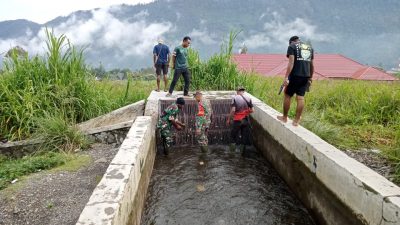 Babinsa Koramil 1714-01/Mulia Gotong Royong Bersama Warga Bersihkan Saluran Air Bersih