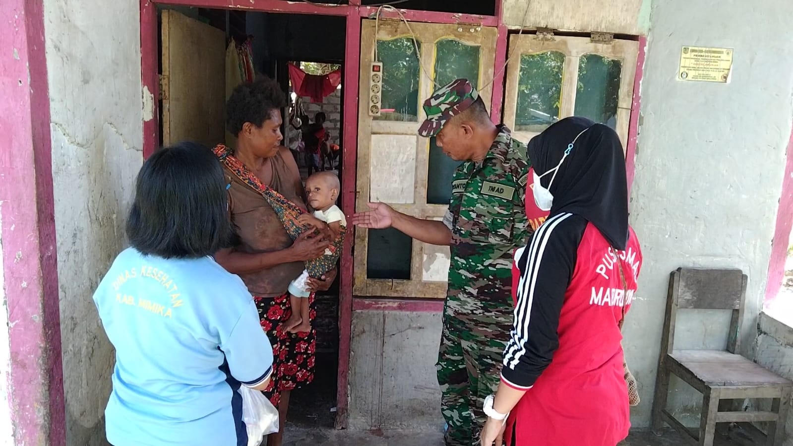 Bersama Nakes, Babinsa Koramil 07/Mapurujaya Kunjungi Anak Asuh Stunting