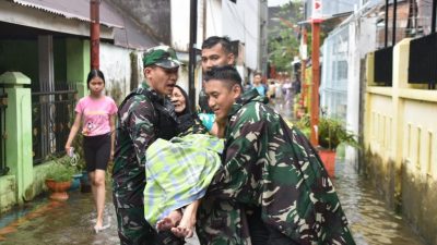 Aksi Prajurit Kodam XIV/Hsn Tak Peduli Kondisi Banjir Demi Selamatkan Nyawa Manusia