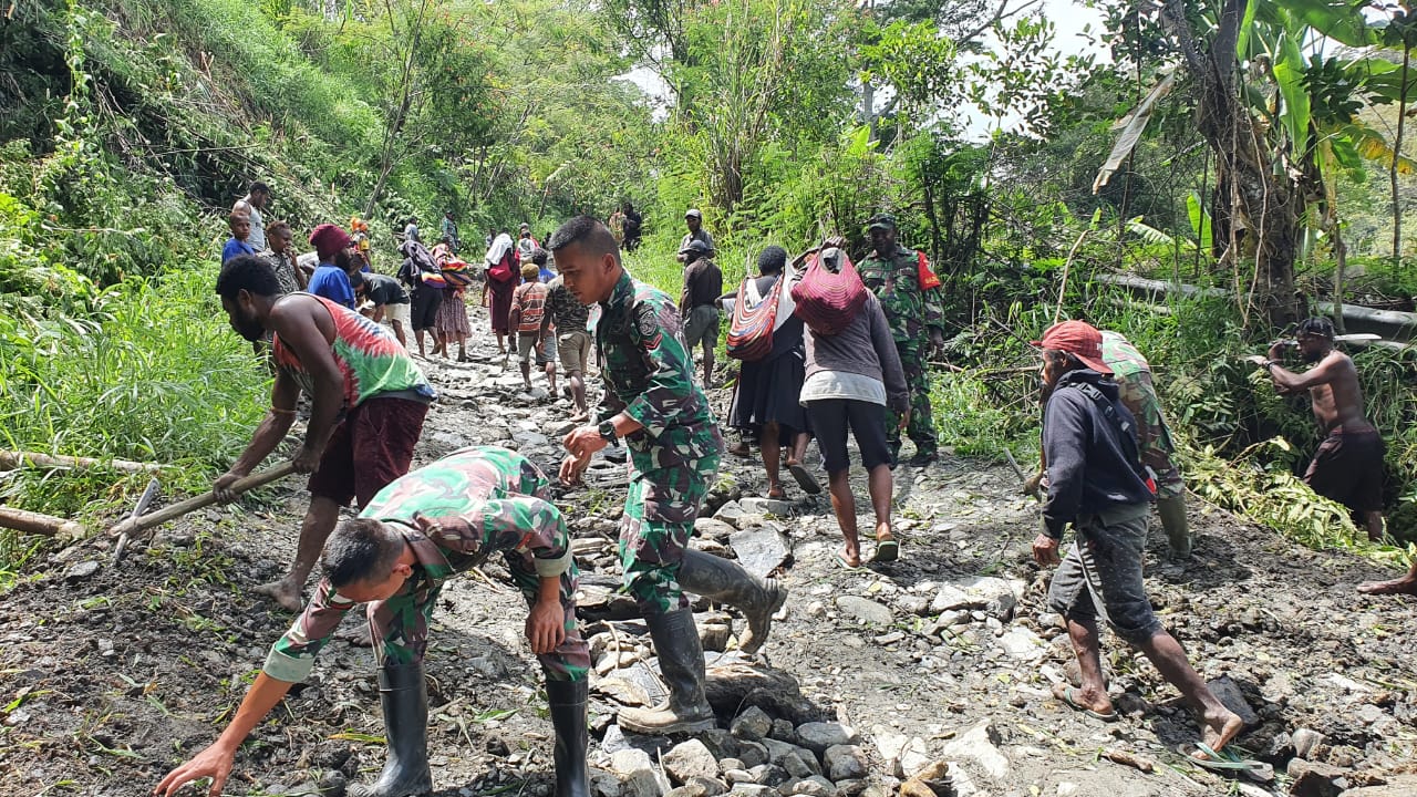 Aksi Satgas Yonif Raider 142/KJ, Prajurit Ksatria Jaya Kerja Bakti Bersama Warga Kelila