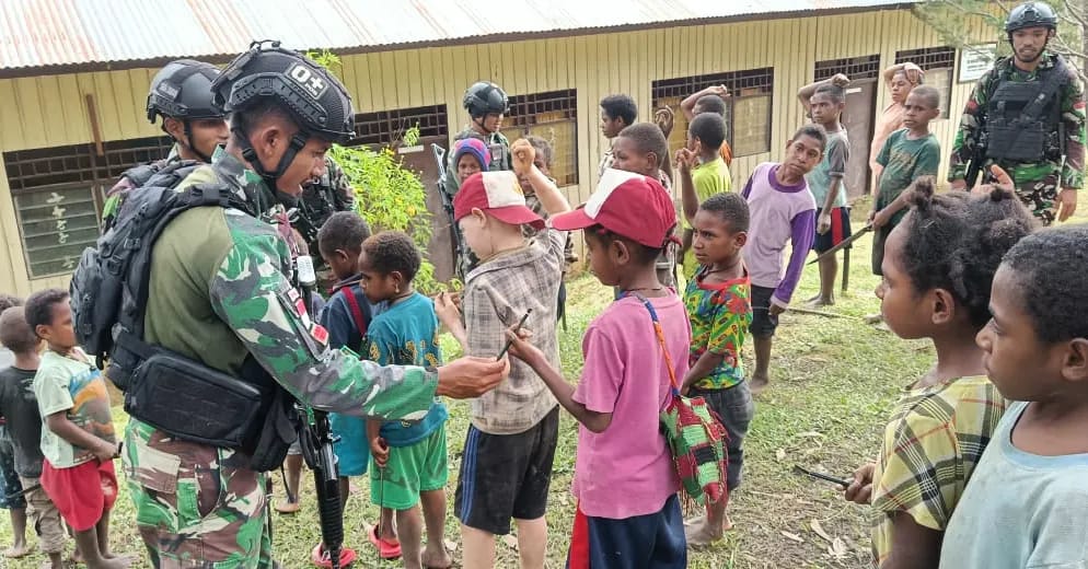 Satgas Yonif Mekanis 203/AK Pos Pirime Turut Membantu Mengajar di SDN Yalipak Distrik Pirime