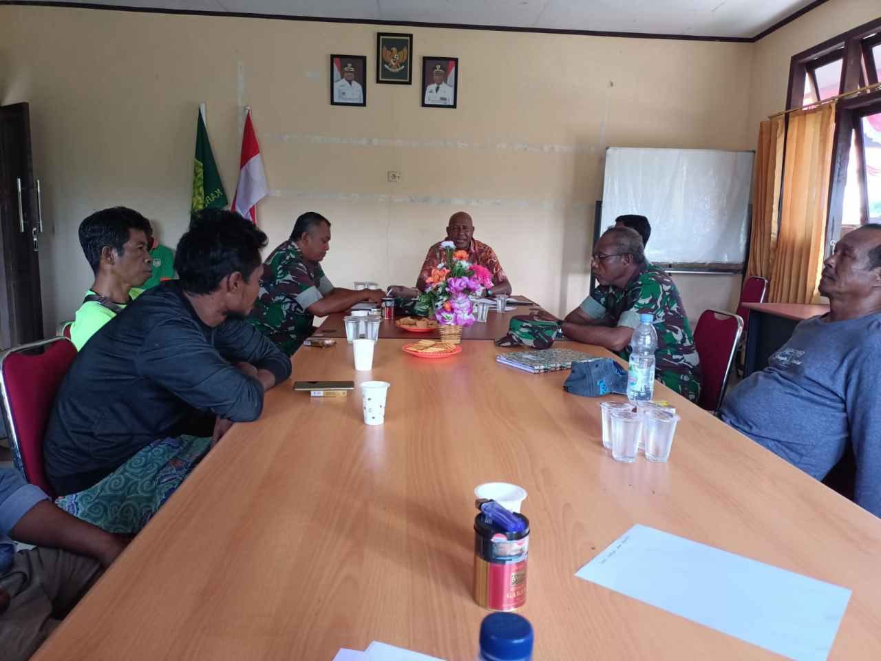 Hindari Kecelakaan Laut, Babinsa Posramil Potowaiburu Hadiri Rapat Koordinasi Bersama Para Pengusaha