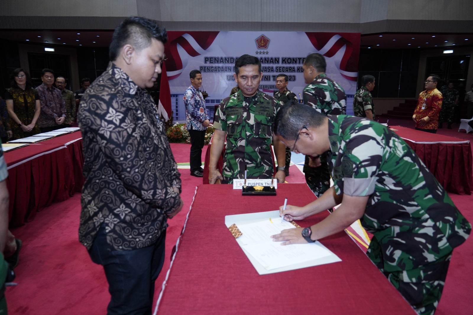 Panglima TNI Pimpin Penandatanganan Kontrak Pengadaan Barang dan Jasa Secara Kolektif UO Mabes TNI TA 2023