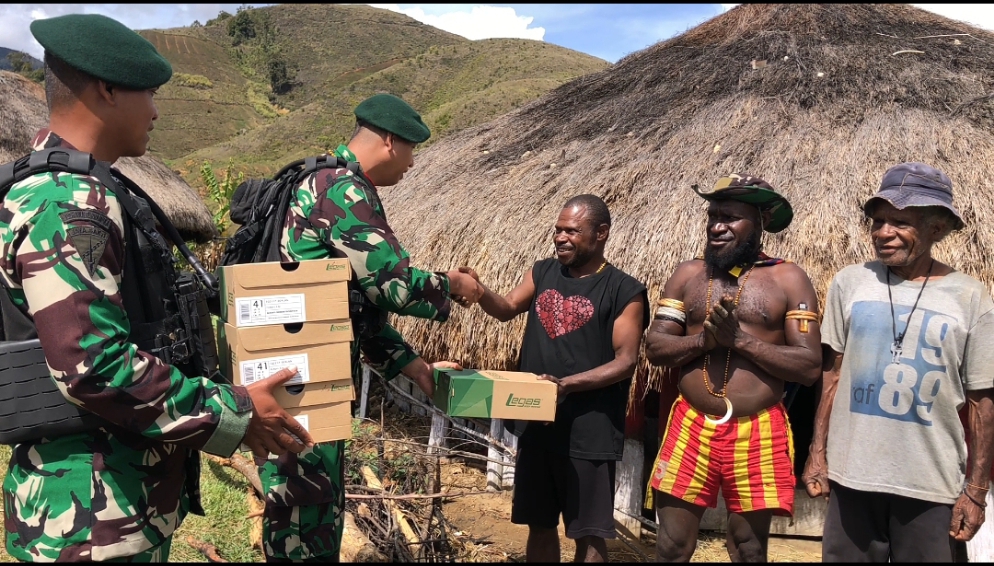 Pos Malagayneri Satgas Yonif Mekanis 203/AK Laksanakan Anjangsana ke Rumah Tokoh Masyarakat Distrik Malagayneri