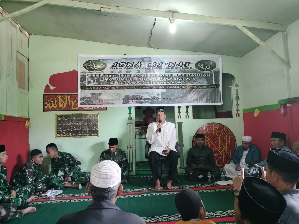 Satgas Yonif Mekanis 203/AK Memperingati Isra Mi’raj Bersama Masyarakat Muslim di Pegunungan Tengah