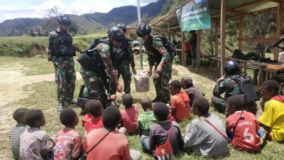 Pos Popome Satgas Yonif Mekanis 203/AK Gencar Adakan Kegiatan Sosial Bersama Tokoh Masyarakat