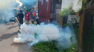 Waspada Demam Berdarah, Babinsa Koramil 1710-02/Timika Lakukan Fogging DBD Bersama Tim dari Dinas Kesehatan