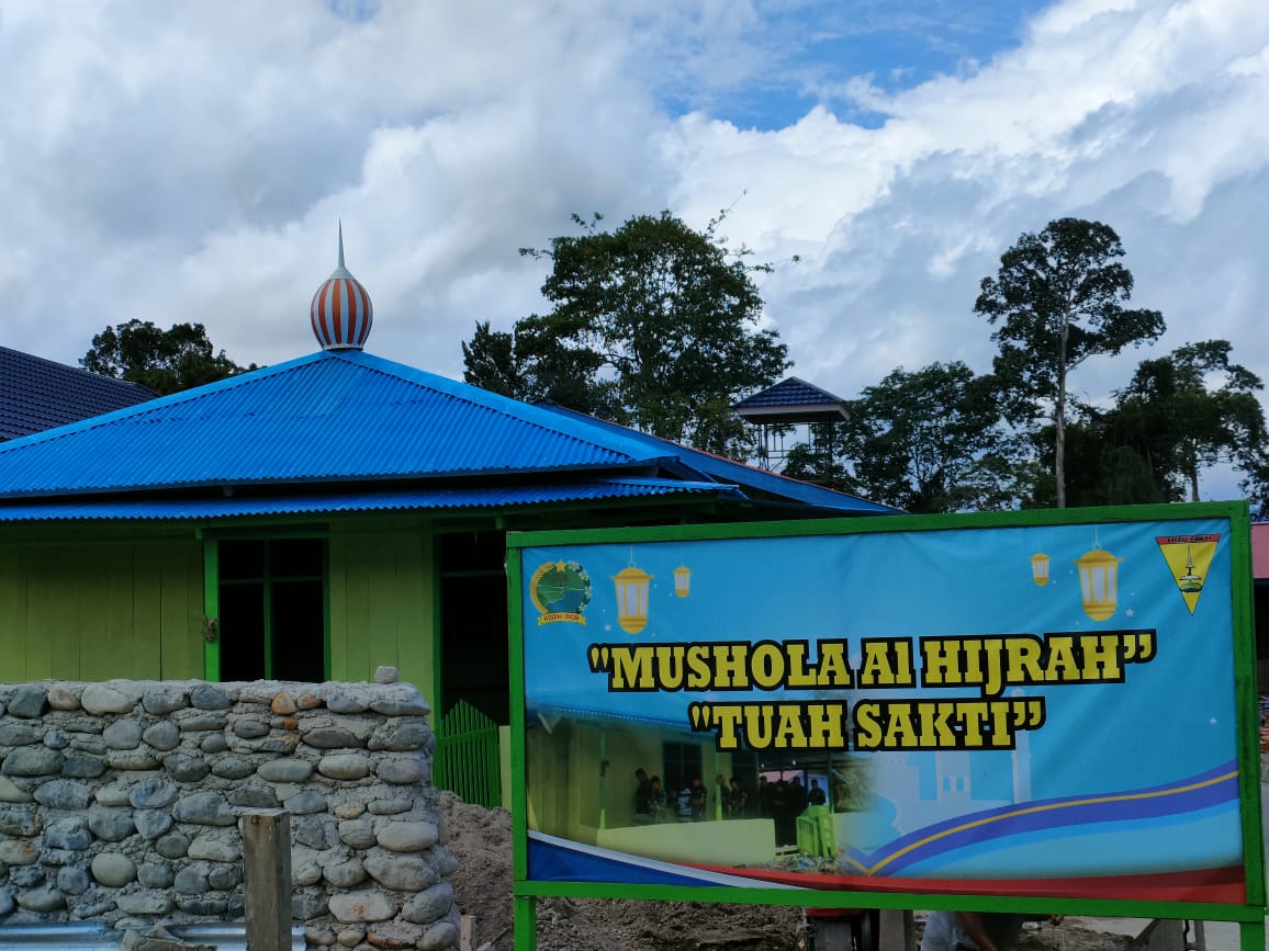 Satgas Yonif RK 136/TS Bantu Rakyat Bangun Mushala Al Hijrah di Distrik Tahota