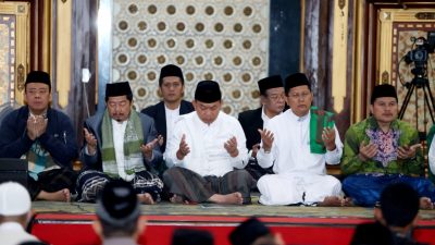 Kasad Bersama Kyai Cholil Nafis Sholat Subuh Berjamaah dan Khotmul Quran di Masjid Agung Cianjur