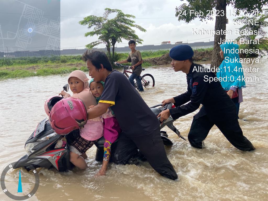 Aksi Tim SAR Brimob Batalyon D Pelopor Satbrimob Polda Metro Jaya Evakuasi Warga Terjebak Banjir