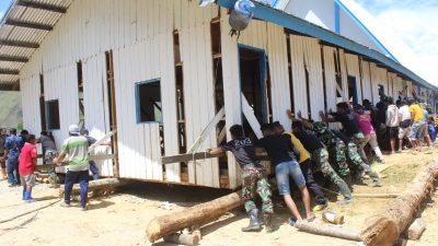 Sinergitas Satgas Yonif Mekanis 203/AK dan Koramil Tiom serta Polres Lanny Jaya Karya Bhakti dengan Jemaat Gereja