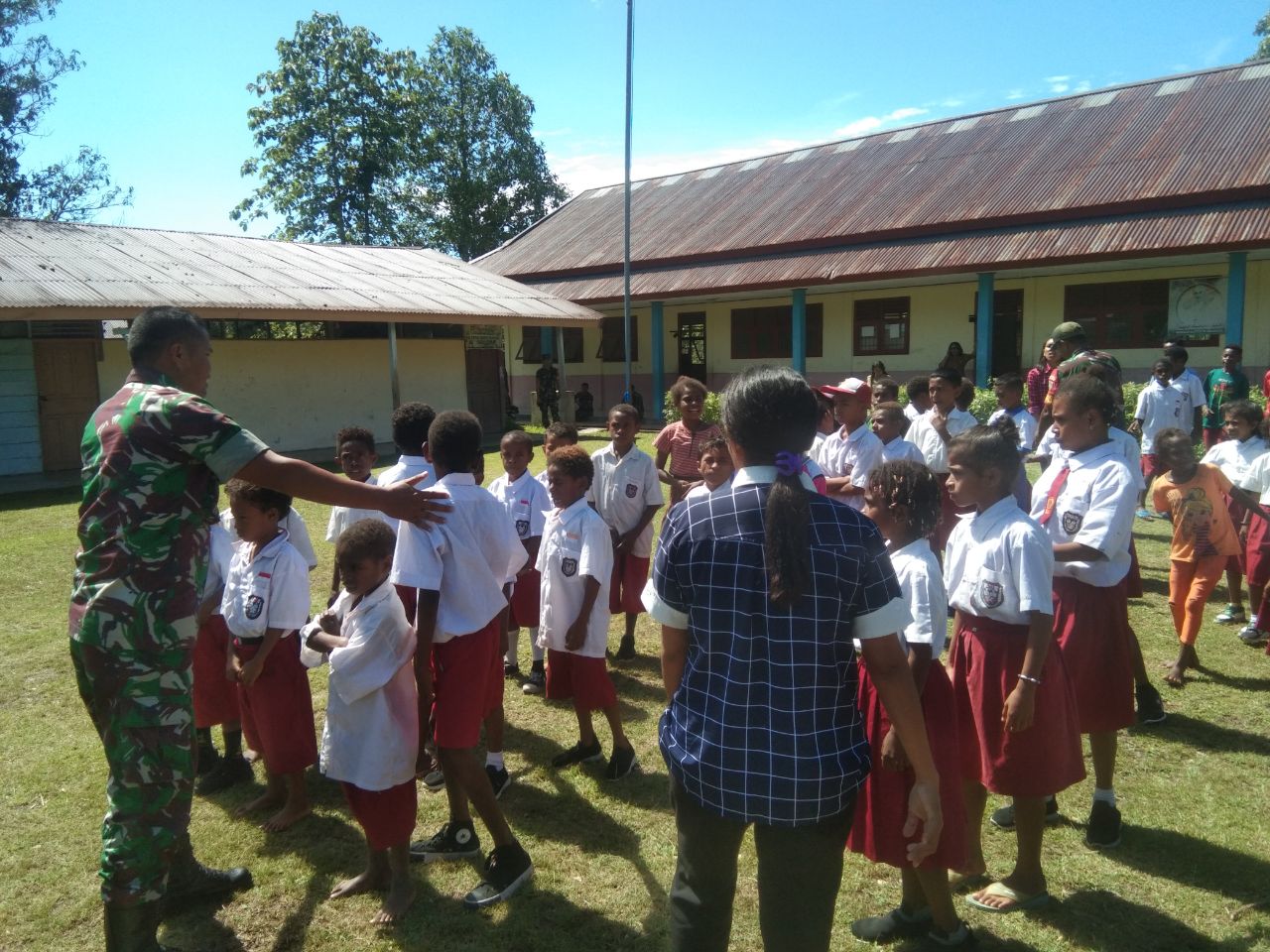 Babinsa Koramil 1710-07/Mapurujaya Latih PBB Sembari Bekali Wasbang Kepada Pelajar Sekolah Dasar