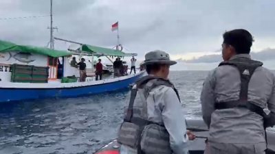 Bakamla RI Selamatkan Nelayan di Selat Makassar