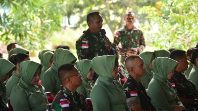 Danrem 174 Brigjen TNI Agus Widodo Berikan Jam Komandan Kepada Prajurit dan Anggota Persit