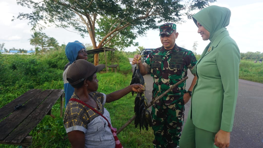 Merajut Kasih, Danrem Brigjen TNI Agus Widodo Borong Jualan Mama-mama Papua