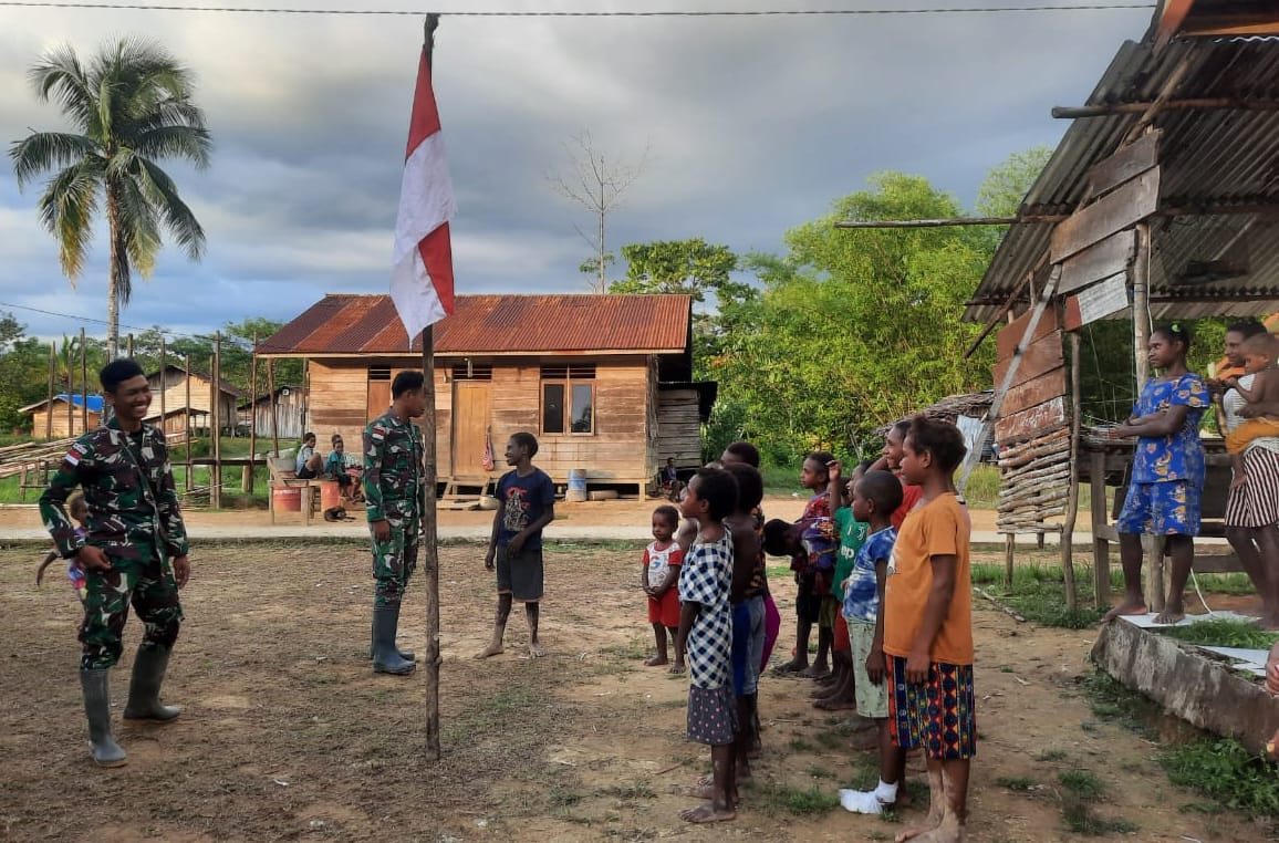 Kenalkan Merah Putih, Anak-anak Pedalaman Papua Senang Bersama Satgas Yonif 143/TWEJ