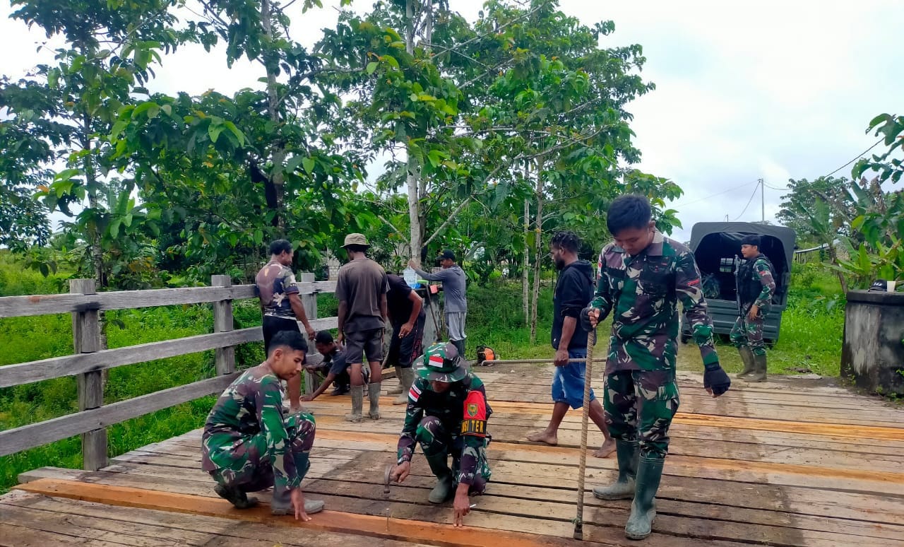 Aksi Spontan Satgas Yonif 143/TWEJ Bantu Kesulitan Warga di Perbatasan